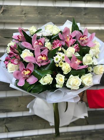 Букет цветов из: Розы и Хризантемы в Богатых Сабах
