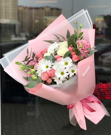 Букет цветов из: Розы, Лизиантусы и Хризантемы в Богатых Сабах